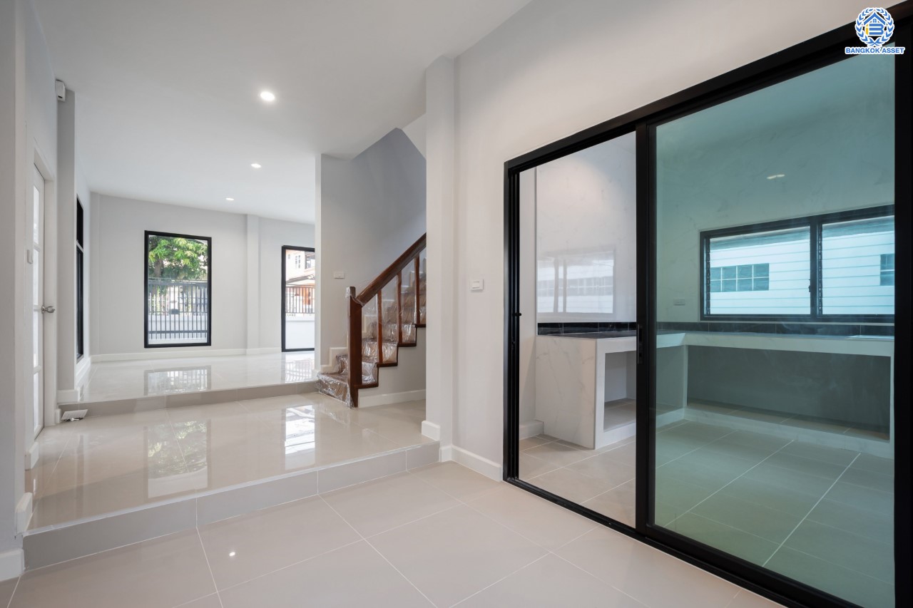 บ้านมือสองตกแต่งใหม่ ม.บุญโต55 แจ้งวัฒนะ ทำเลโซนเมือง!  เนื้อที่ 50 ตร.ว. ฟังก์ชันจัดเต็ม 3 ห้องนอน 4 ห้องน้ำ 1 ห้องแม่บ้าน รองรับทุกการอยู่อาศัย ทำเลเดินทางสะดวกเพียง 1 กม.จากจุดขึ้นทางด่วนศรีสมาน ใกล้เมืองทองธานี เซ็นทรัลแจ้งวัฒนะ และ รถไฟฟ้าสายสีแดง "สถานีหลักสี่"